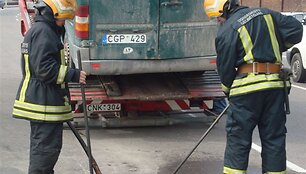 Ugniagesiai valo kelią.