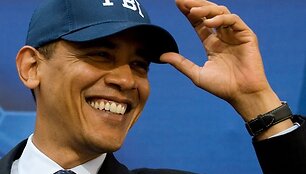 Barackas Obama matuojasi gautą FTB pareigūno kepuraitę.