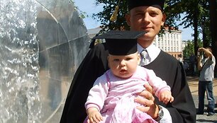5 mėnesių dukrytė sveikina tėtį gavus diplomą.