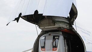 Požeminis traukinys kraunamas į lėktuvą.