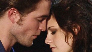 Robertas Pattinsonas ir Kristen Stewart apdovanoti už geriausią bučinį filme &bdquo;Saulėlydis&ldquo;.