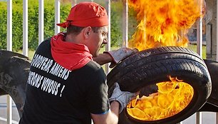 Protestuotojai degina padangas.