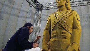 Viačeslavas Boreckis lipdo Michaelio Jacksono skulptūrą