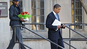 Michelle Obama su vyru i&scaron;eina i&scaron; tėvų susirinkimo mokykloje