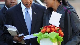 Michelle Obama su vyru i&scaron;eina i&scaron; tėvų susirinkimo mokykloje