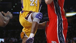Kobe Bryantas ir Yi Jianlian