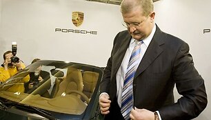 Ma&scaron;inų gamintojas Porsche Wendelinas Wiedekingas pozuoja prie Porsche 911 Carrera 4S