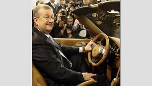 Ma&scaron;inų gamintojas Porsche Wendelinas Wiedekingas pozuoja prie Porsche 911 Carrera 4S
