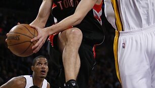 Roko Ukicas veržiasi pro Trevorą Arizą ir Andrew Bynumą