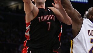 Andrea Bargnani metimas ir Lamaro Odomo gynimas