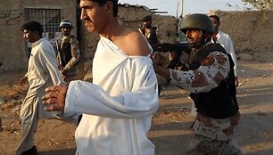 Pakistano sukarinta policija suima įtariamuosius per paie&scaron;kos operaciją afganistaniečių pabėgėlių stovykloje Karačyje.