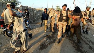 Pakistano sukarinta policija suima įtariamuosius per paie&scaron;kos operaciją afganistaniečių pabėgėlių stovykloje Karačyje.