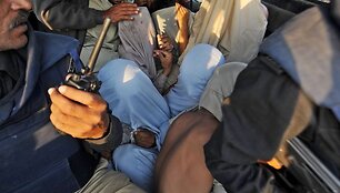 Pakistano sukarinta policija suima įtariamuosius per paie&scaron;kos operaciją afganistaniečių pabėgėlių stovykloje Karačyje.
