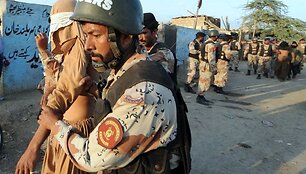 Pakistano sukarinta policija suima įtariamuosius per paie&scaron;kos operaciją afganistaniečių pabėgėlių stovykloje Karačyje.