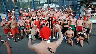 Vengrijos sostinėje Budape&scaron;te žmonės apsirengę maudymosi kostiumais ir Kalėdų Senelių kepurėmis dalyvavo bėgimo lenktynėse, kurios buvo suorganizuotos surinkti pinigų vaikų ligoninei. 