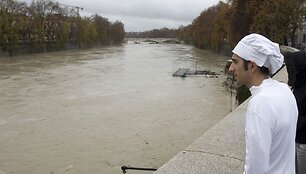Italijoje dėl liūčių patvino dvi upės &ndash; Tiberis ir Arno.