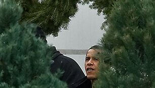 Obama tarp eglučių