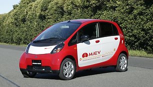 Pirmasis visiškai elektrinis „Mitsubishi“ automobilis „i MiEV“ 