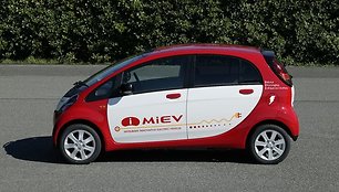 Pirmasis visiškai elektrinis „Mitsubishi“ automobilis „i MiEV“ 