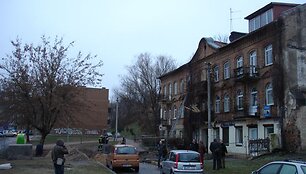 Žmonės stebi įvykio vietą