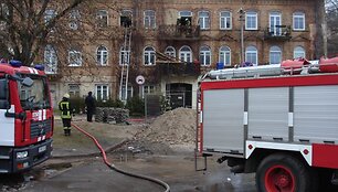 Gaisrininkai darbuojasis įvykio vietoje