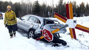 Ma&scaron;ina atsimu&scaron;usi atsitrenkė į stulpą
