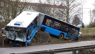 Autobusas ant akmens
