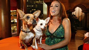 Aktorė Alyssa Milano šypsosi šalia Rusco (K) and Chihuahuas Angelas