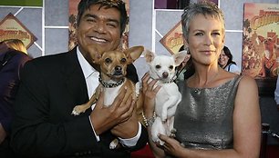  Jamie Lee Curtis (D) laikantis Chihuahuas Angelą ir komikas George`as Lopezas laikantis Rusco