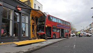 Autobuso priekis atsirėmęs į parduotuvę.