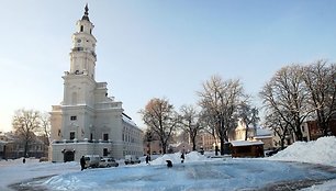 Vakar Kauno rotušės aikštė bruzdėjo nuo čiuožyklą ruošiančių darbininkų.