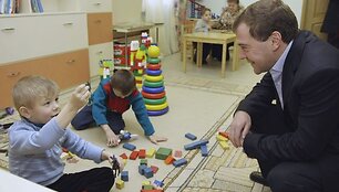 Dmitrijus Medvedevas žaidžia su vaikais.
