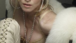 Madonna apnuogino savo vaikiną ir užgulusį jį, fotografavosi.