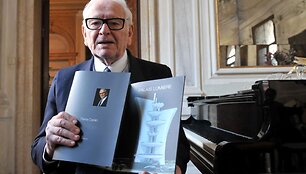 Pierre'as Cardinas su projekto nuotrauka