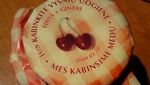 Jaunavedžių dovana svečiams - stiklainis uogienės