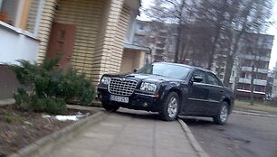 Chrysleris prie mokyklos