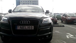 Fotopolicija. Nijolės pareigytės AUDI Q7