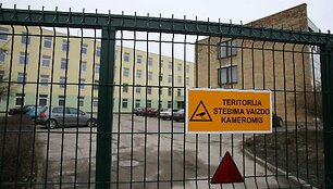 Auk&scaron;ta tvora ir vaizdo kameromis stebima teritorija socializacijos centro ugdytinių nesustabdo nuo nusikalstamų veikų mieste. Radijo stotelė &ndash; pedagogų tarpusavio bendravimui.
