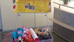 &Scaron;iuo metu studentai vaikams skirtas dovanas palieka krep&scaron;elyje, esančiame Verslo fakultete. 