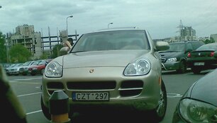 Porsche neįgaliųjų vietoje