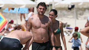 Futbolininkas Ch.Vieris su drauge Melissa paplūdimyje