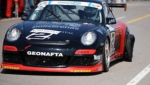 Lyderiaujančiam Porsche nusimontavo ratas