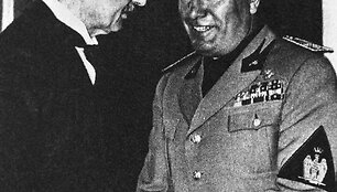 D.Britanijos premjeras Neville'as Chamberlainas ir Benito Mussolini