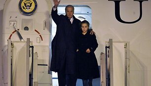 Josephas Bidenas su vaikaite Finnegan James Biden Prahos oro uoste.