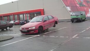 Fotopolicija: &bdquo;Peugeot&ldquo; be ratų