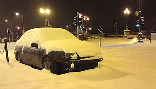 Apsnigtas automobilis prie Žvėryno tilto