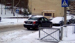 TOYOTA ant pėsčiųjų perėjos