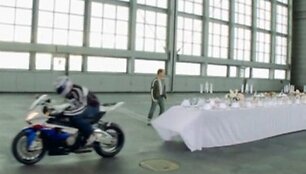 Motociklu BMW atliekamas triukas