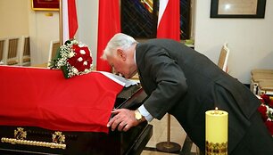 Prezidentas V.Adamkus pagerbė L.Kaczynskį