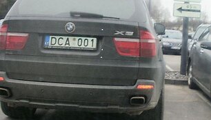 Visureigis BMW neįgaliųjų vietoje